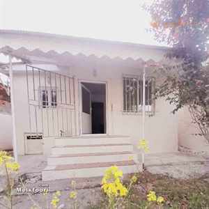 این خانه ویلایی با مساحت 170 متر مربع و بنای 65 متر مربعی، گزینه ‌ای ایده‌ آل برای افرادی است که به دنبال خانه ‌ای دنج و زیبا در یکی از مناطق خوش ‌آب‌ و هوای شمال ایران هستند. این ملک با امتیاز کامل و مدرک نسق مادر، یک فرصت بی ‌نظیر برای خریداران ملک محسوب می ‌شود.